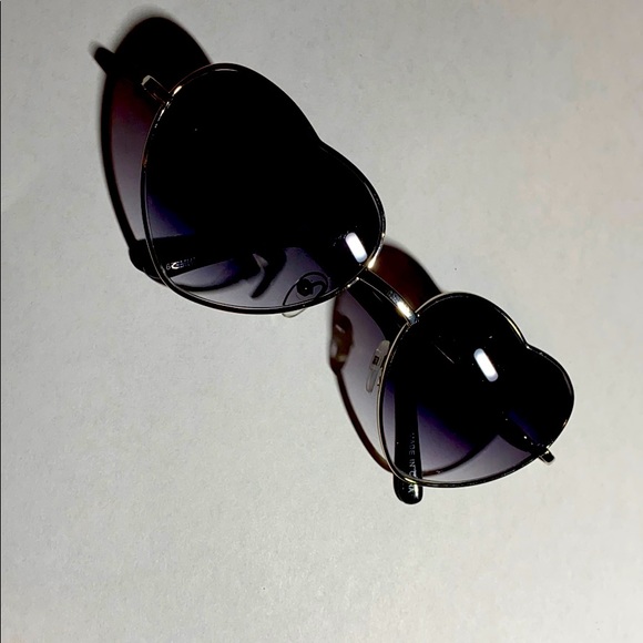 Heart shaped sunglasses - Picture 2 of 3
